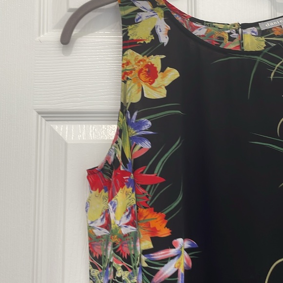 Daniel Rainn Floral sleeveless Top - Picture 3 of 15